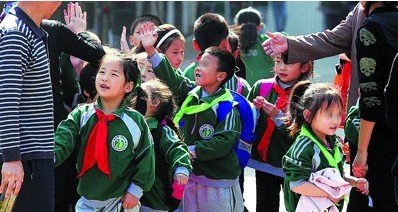 Polémica en las escuelas chinas: pañuelos verdes, uniformes rojos