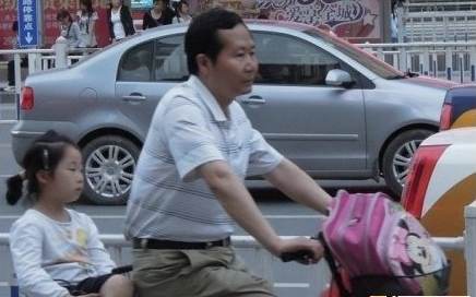 El político que lleva a su hija en bicicleta al cole