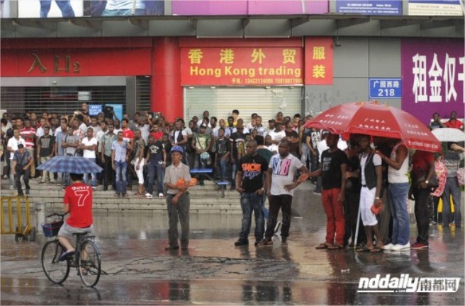 Un centenar de extranjeros protesta en las calles de Guangzhou después de la muerte de un africano