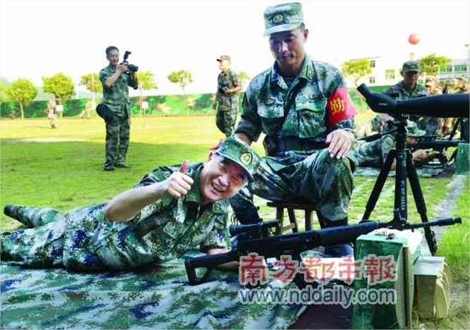 Wang Yang toma el fúsil para celebrar el día del ejército