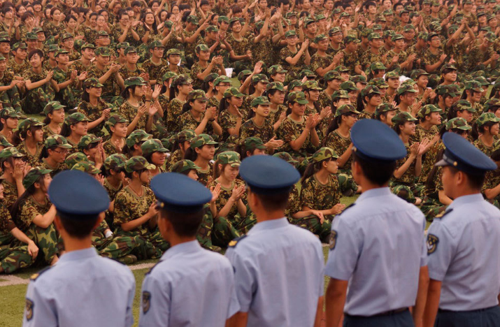 Nuevas universitarias chinas lloran tras acabar su instrucción militar