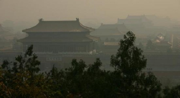 Pekín: contaminación, mascarillas y retrasos