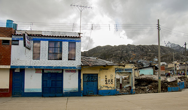 Imagen de Morococha Antigua, donde las casas se van derrumbando a medida que sus familias se mudan a Nueva Morococha [FOTO: Daniel Méndez]