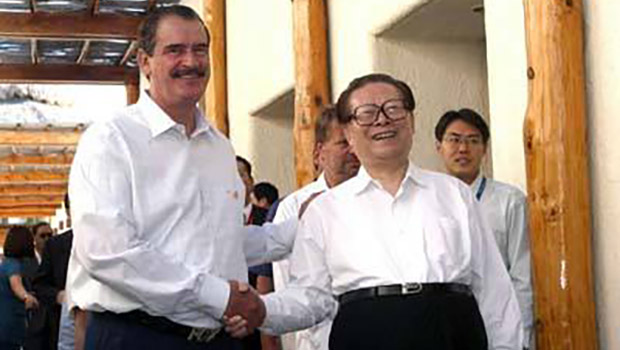 Años después, cuando Jiang Zemin se convirtió en Presidente de China, siempre le contó a sus homólogos mexicanos (en la foto, con el entonces presidente Vicente Fox), sus primeras visitas de los años 80 al país mexicano.