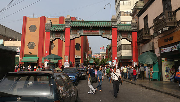 El arco que señala el comienzo del barrio chino de Lima. [FOTO: Daniel Méndez]